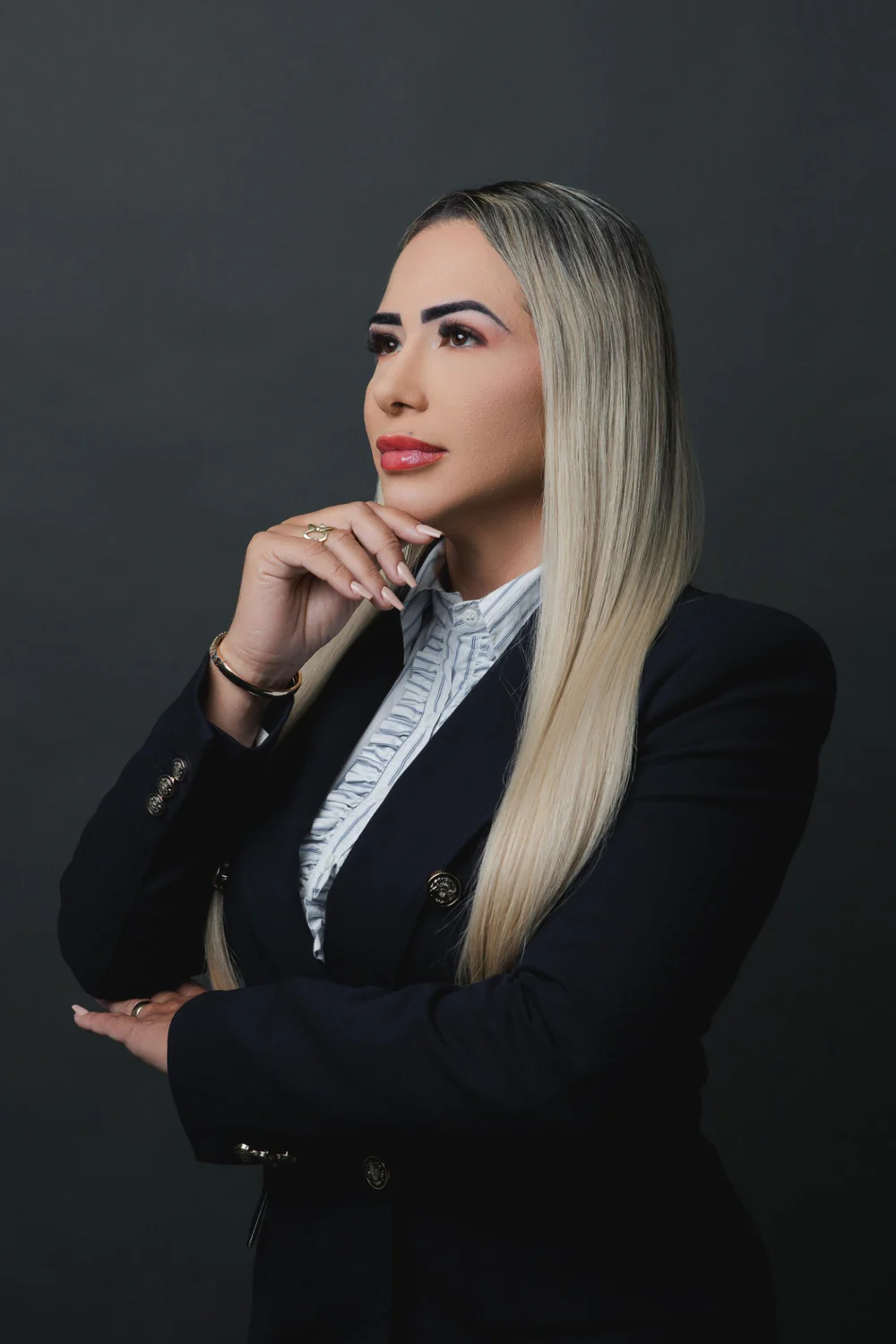 Retrato de Amanda Barreto em pose pensativa